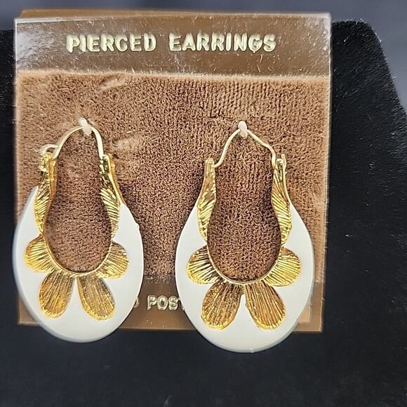 Lot of 5 Pairs of Pierced Gold Tone Fashion Hoop Earrings NEW - Picture 5 of 9